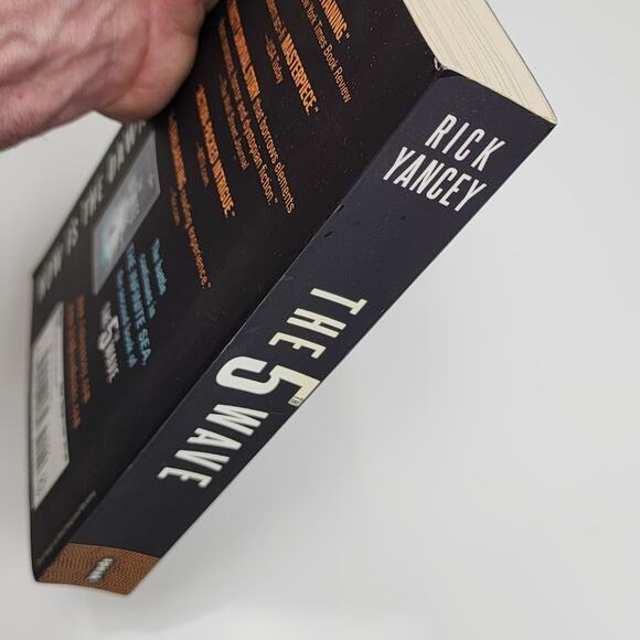 The 5th Wave (Series Book 1) Young Adult Science Fiction Trilogy Paperback Book - Picture 5 of 5